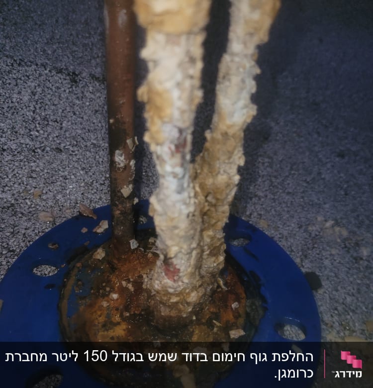 חלקי דוד שמש עם חלודה ואבנית על צינורות